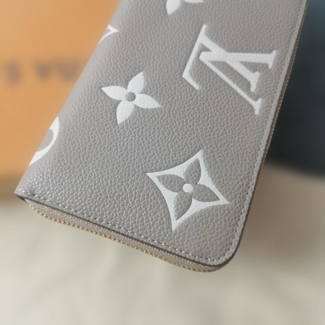 美品 M69794 グレー 二つ折り財布