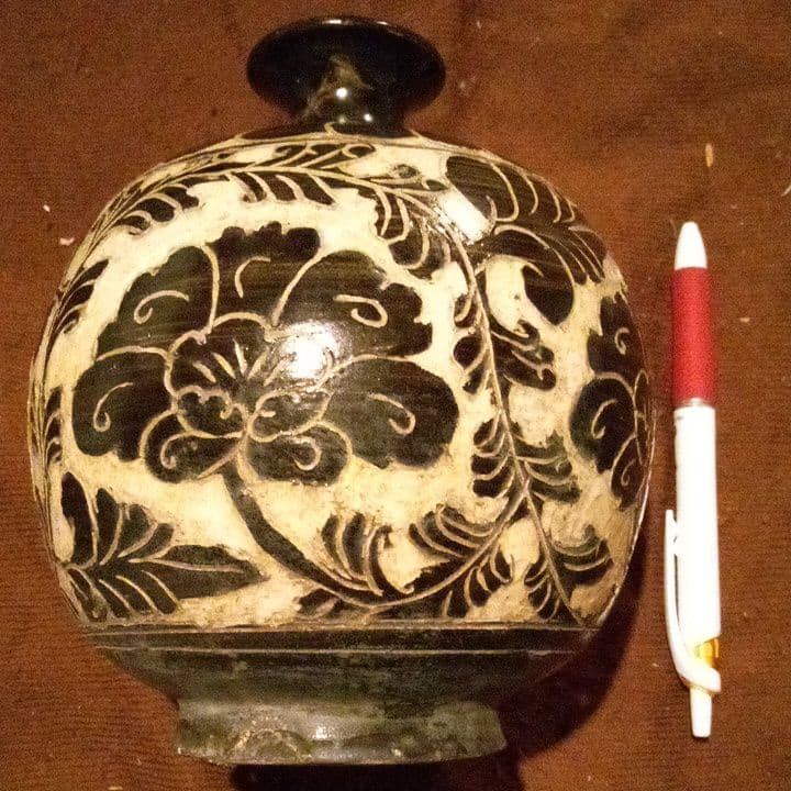 中国陶磁器　磁州窯　浮き彫り壺