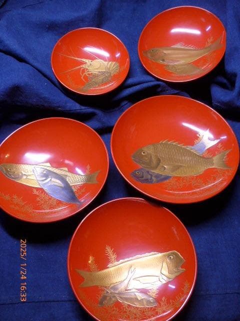 美品　大変素晴らしい蒔絵の「魚貝ずくし」絵変わり蒔絵　五つ組　盃台