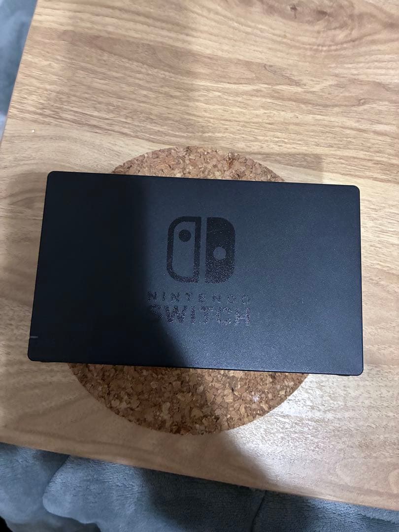 Nintendo Switch 本体と充電ケーブル