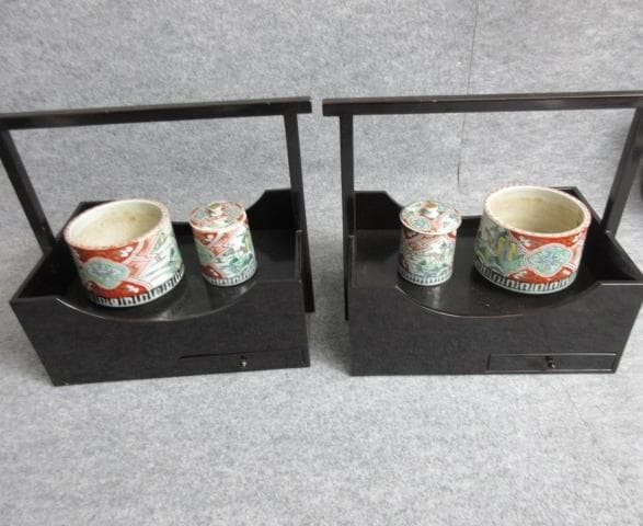 伊万里焼錦手火入れ付き黒塗たばこ盆一対箱入り [B25631]