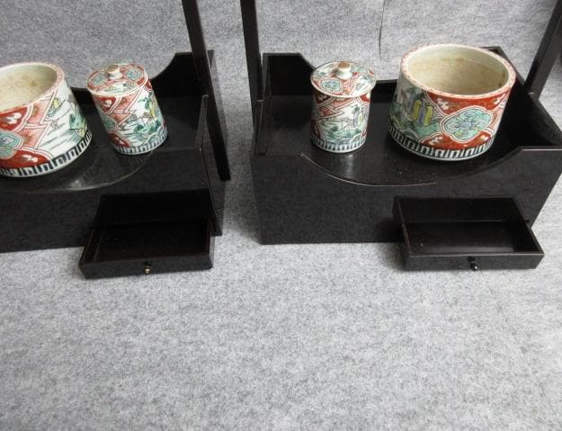 伊万里焼錦手火入れ付き黒塗たばこ盆一対箱入り [B25631]