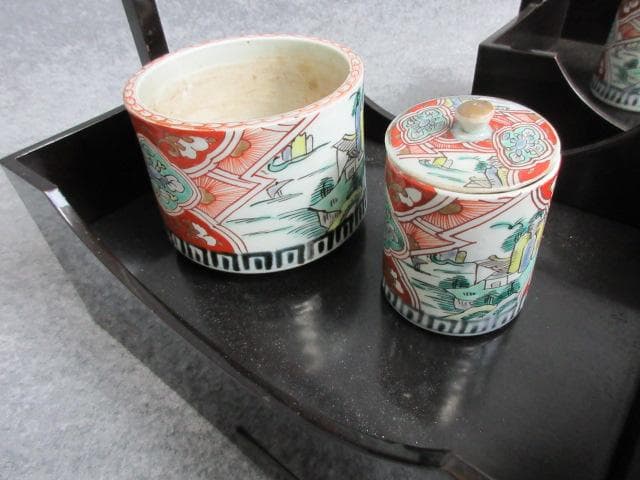 伊万里焼錦手火入れ付き黒塗たばこ盆一対箱入り [B25631]