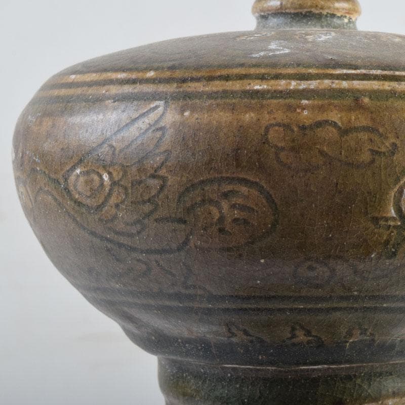 タイ古陶磁　スンコロク　宋胡録　青磁　刻神獣壷　C　9170