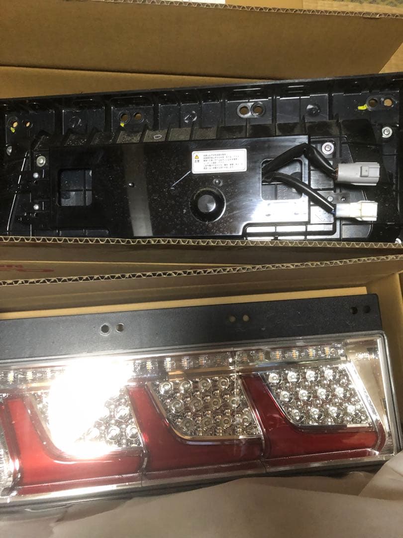 コイト新車外しLEDリアコンビネーションランプ 3連タイプ左右　テールランプ