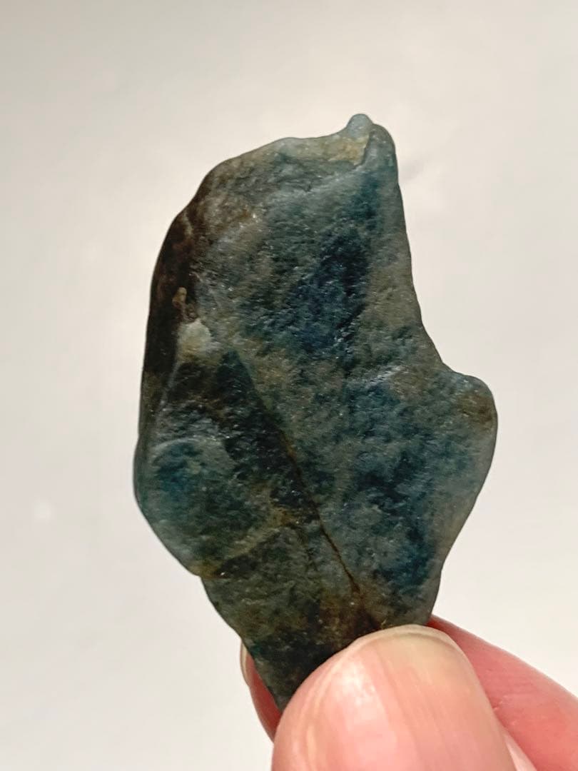 茄子紺　入りコン沢原石　糸魚川翡翠　青ひすい　ヒスイ　国産鉱物　水石　根付　勾玉