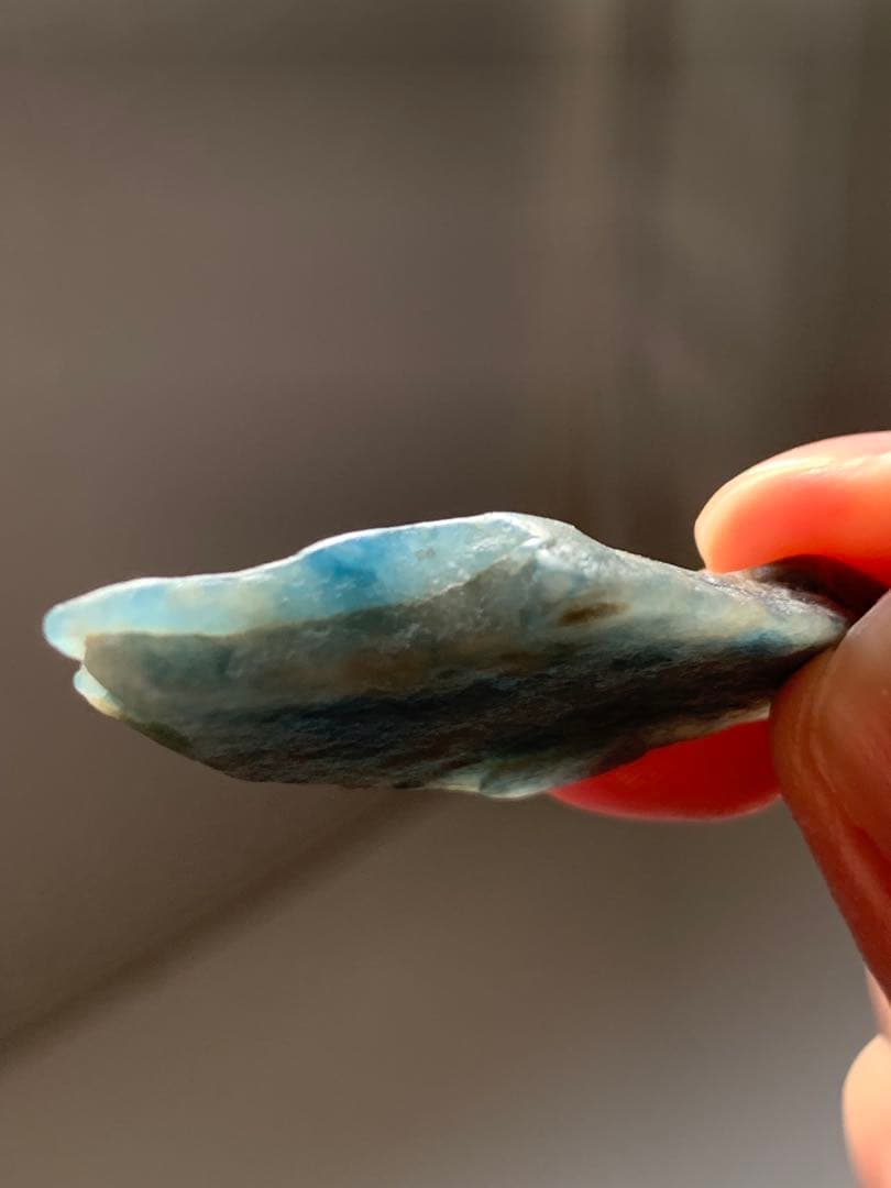 茄子紺　入りコン沢原石　糸魚川翡翠　青ひすい　ヒスイ　国産鉱物　水石　根付　勾玉