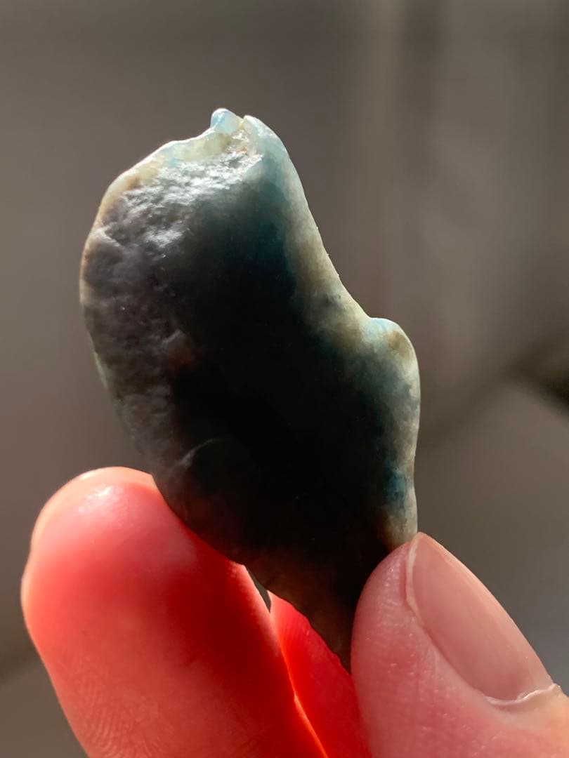 茄子紺　入りコン沢原石　糸魚川翡翠　青ひすい　ヒスイ　国産鉱物　水石　根付　勾玉