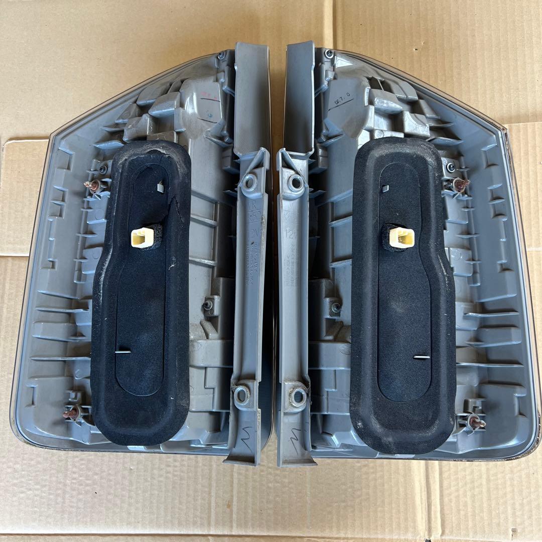 トヨタ ヴォクシーZRR70/ ZRR75 左右テールランプセット