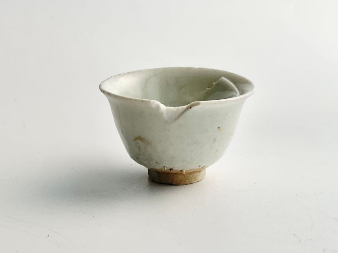 骨董　アンティーク　初期伊万里　白磁盃　杯　酒器　酒盃　残欠　出土　発掘