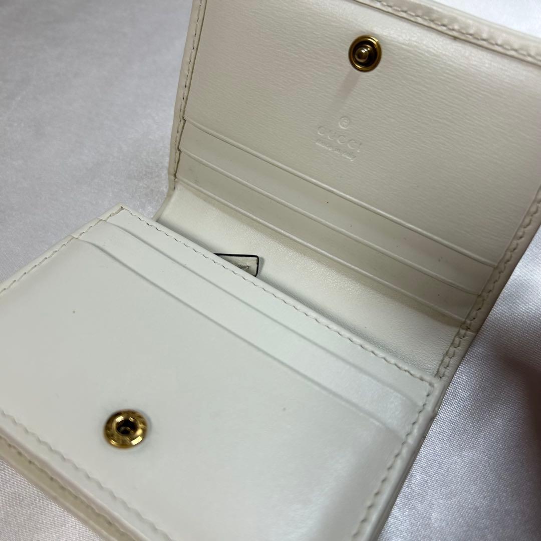 な*と様 GUCCI 2つ折り財布 白