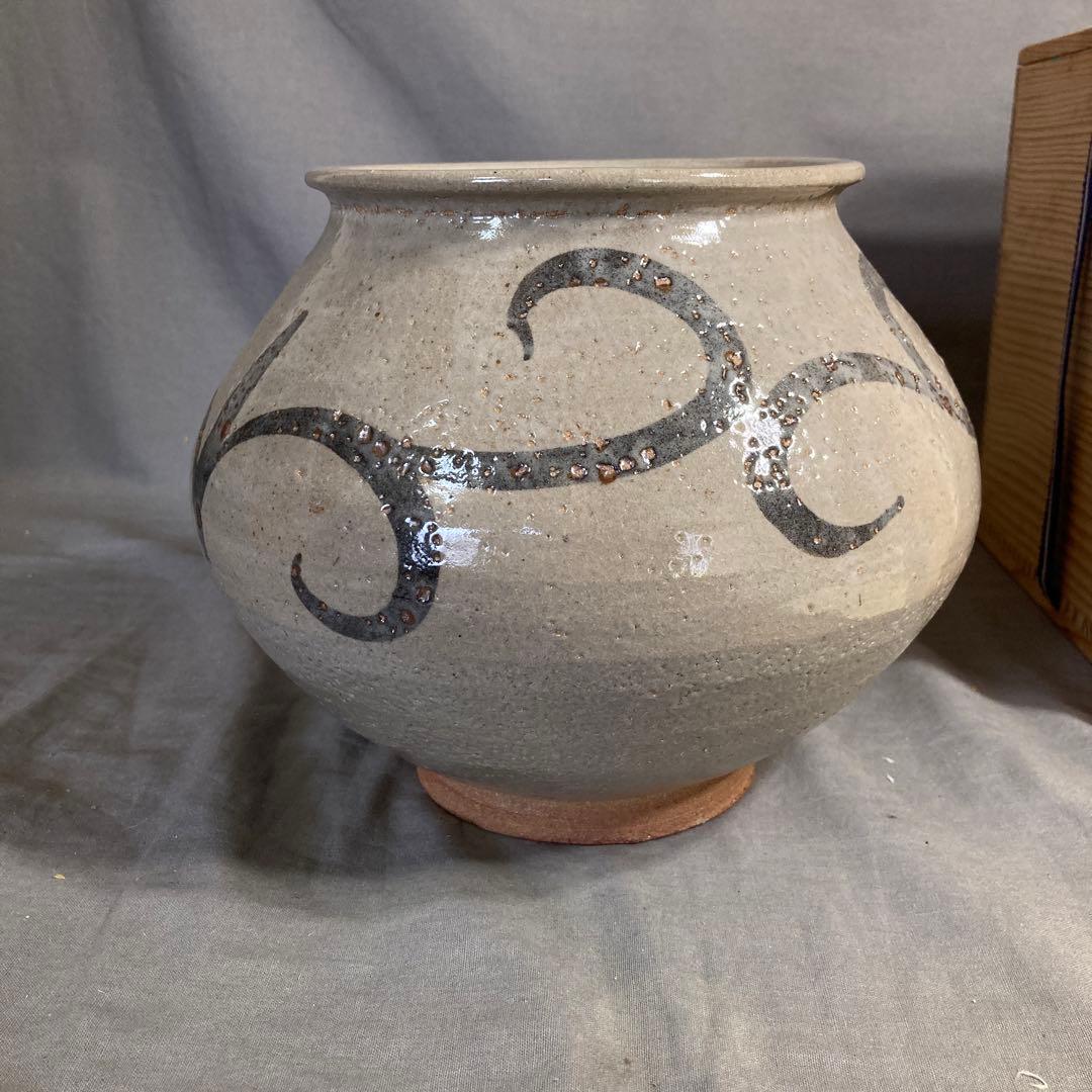 【太郎右衛門】唐津焼伝統　日本芸術院　十三代中里太郎右衛門作　絵唐津唐草文　壷