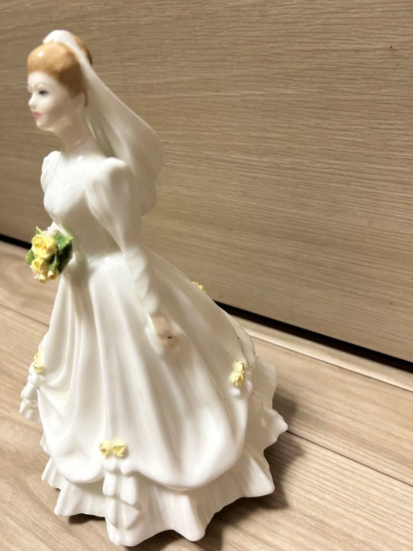 期間限定値下げ！ロイヤルドルトン　ウェディングドール 陶器製 15cm