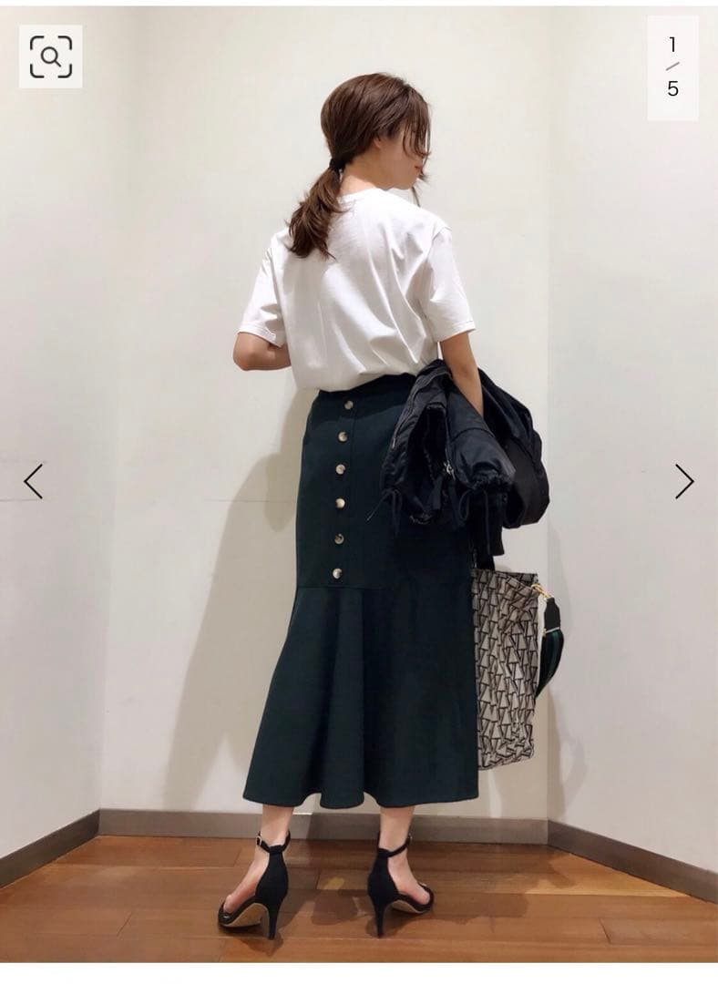 美品後ろボタンペプラムスカート36