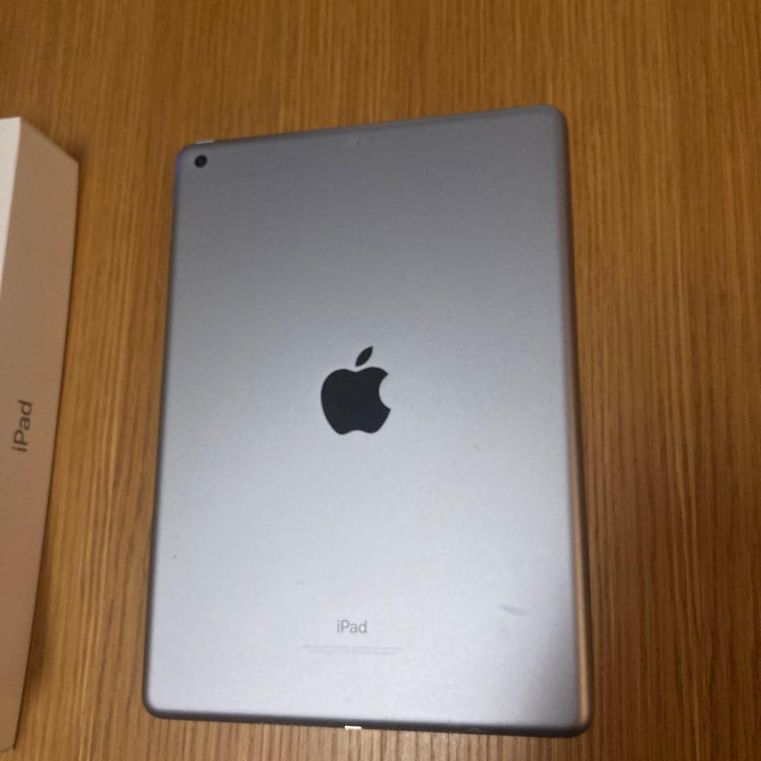 美品　iPad 第5世代　Wi-Fiモデル　シルバー　32GB 美品　A1822