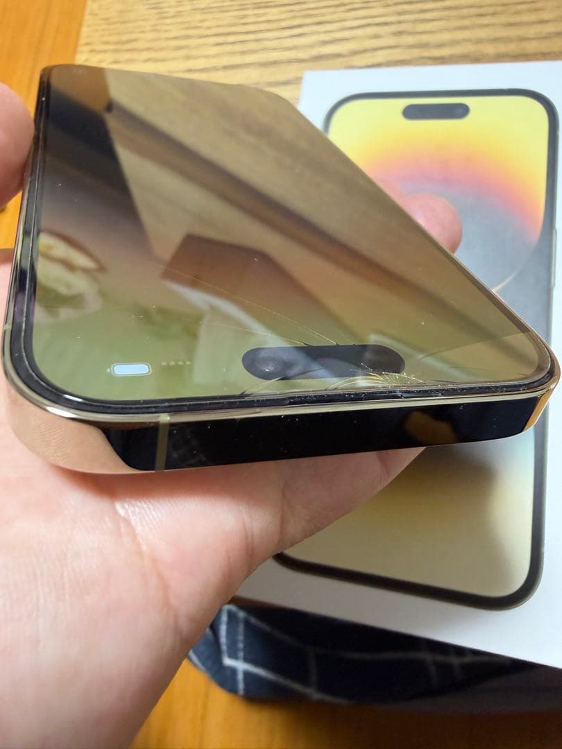エ*ン様 Apple iPhone 14 Pro 本体　画面上部割れ