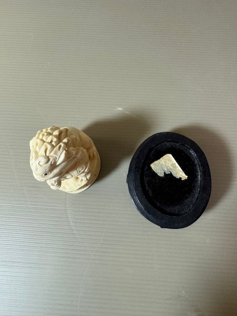 2732根付　獅子 置物 台座付き　細密彫刻 時代 彫刻極細工 古美術品 骨董品