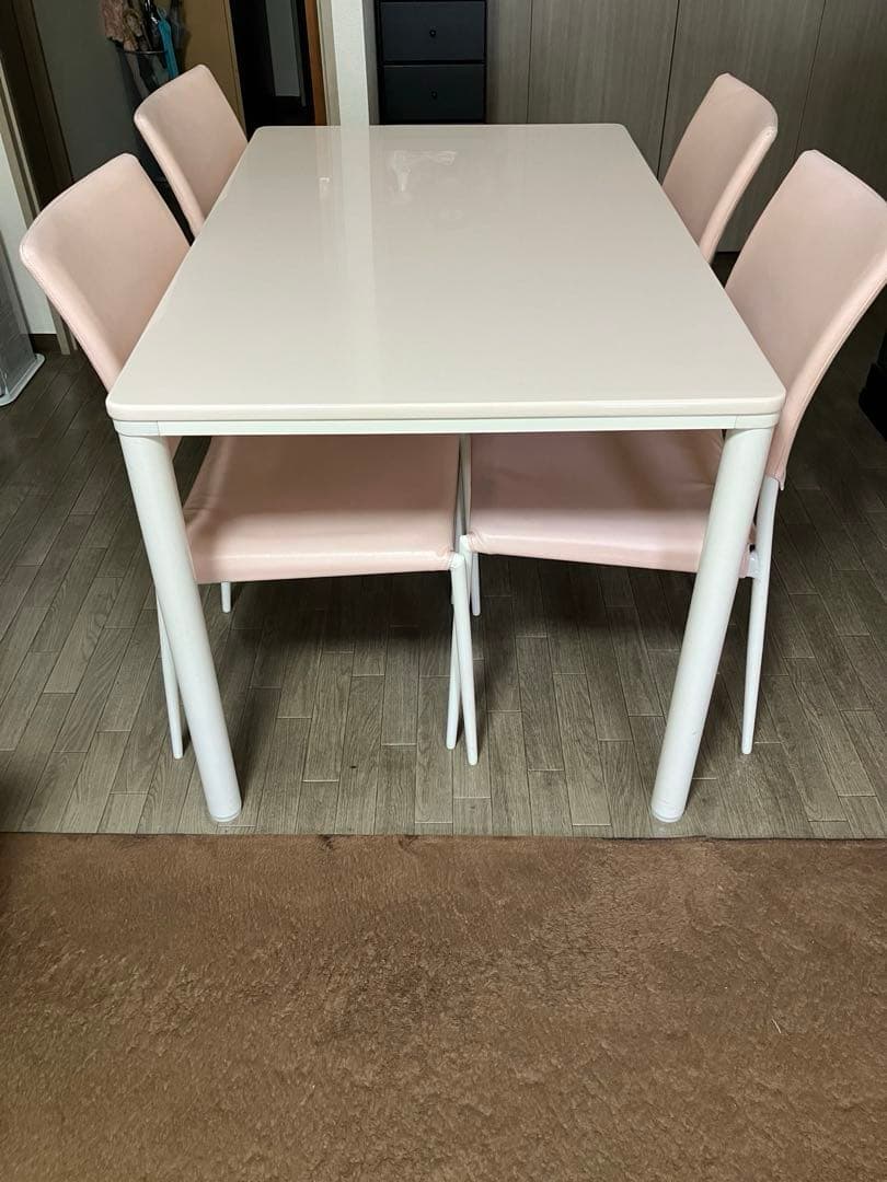 ピンクのダイニングテーブルとピンク椅子4脚セット