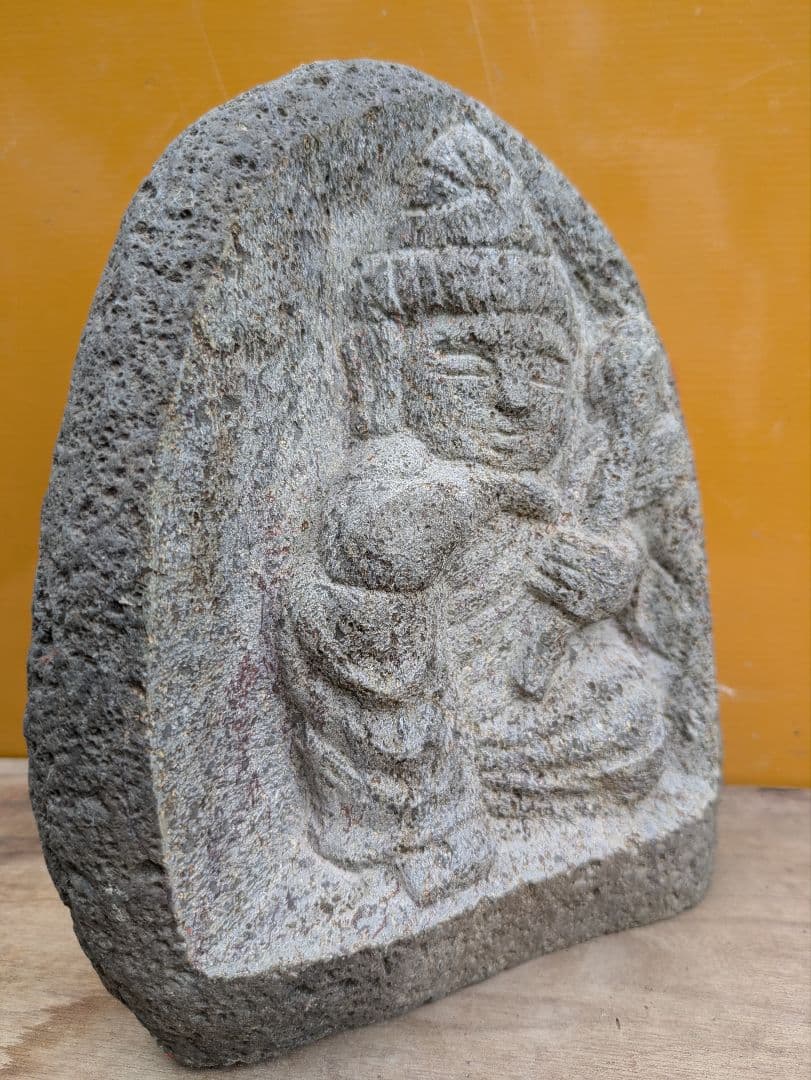 石仏、聖観音菩薩、河原の石、日本人による彫刻、倉田辰彦作