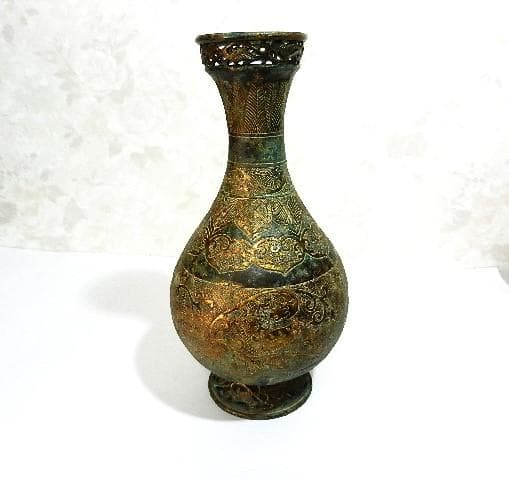 アラベスク模様や動物が細密装飾された青銅製アンティーク花瓶