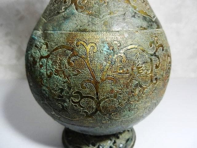 アラベスク模様や動物が細密装飾された青銅製アンティーク花瓶