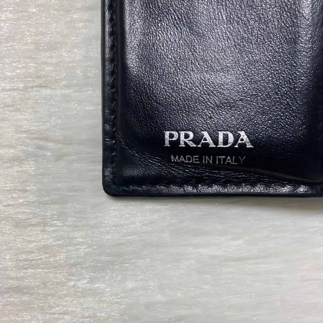 希少 お買い得　PRADA プラダ　二つ折り　シルバー金具　三角ロゴ　黒　レザー