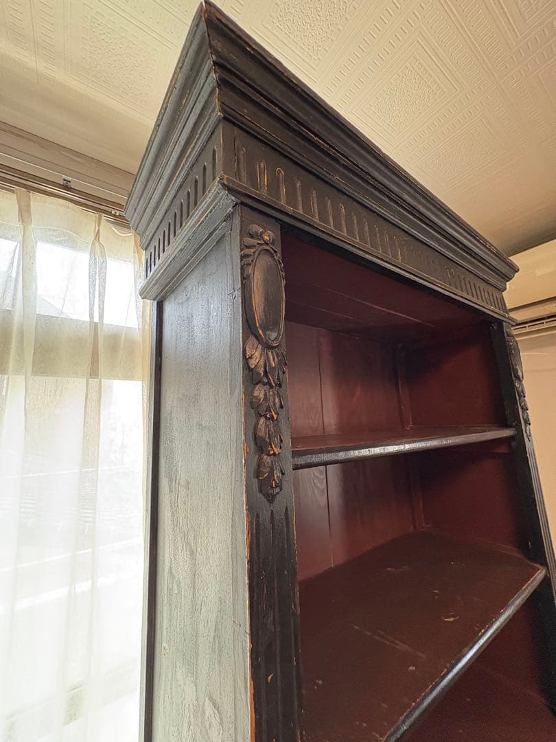 黒い木製5段棚 彫刻装飾付き