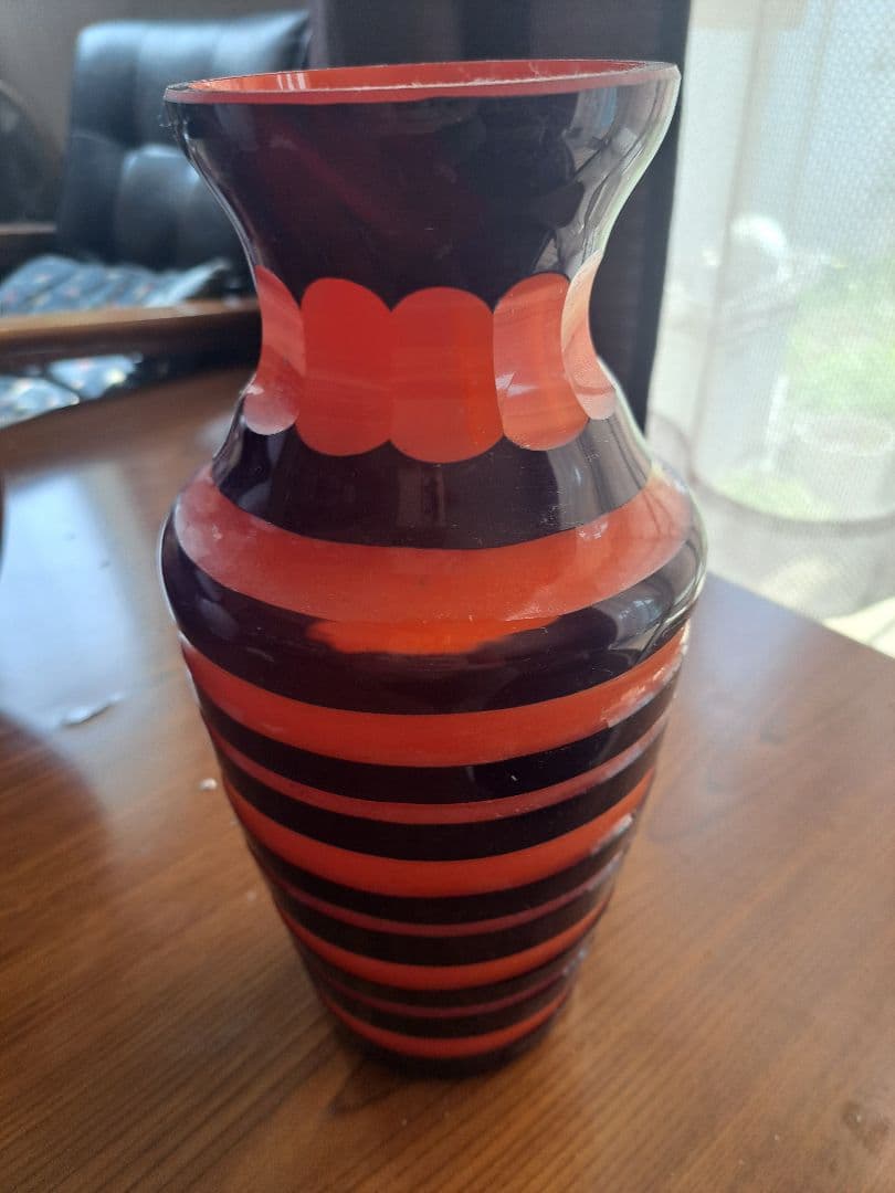オレンジと黒のストライプのガラス花瓶