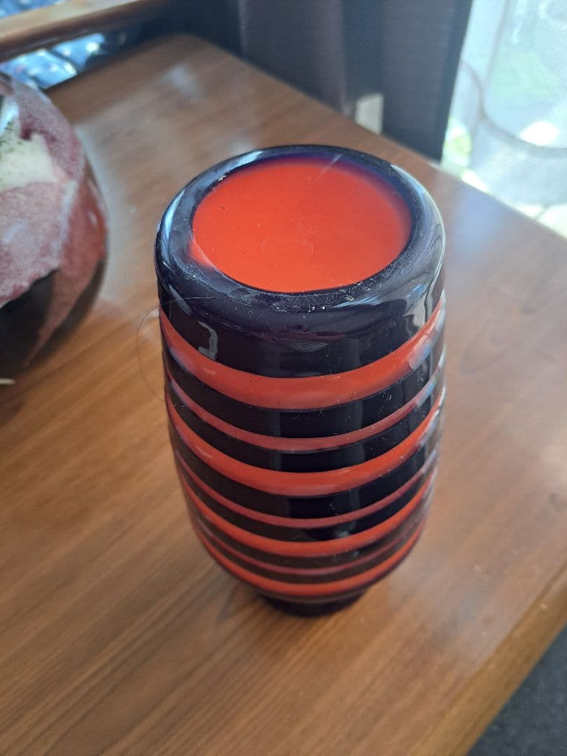 オレンジと黒のストライプのガラス花瓶