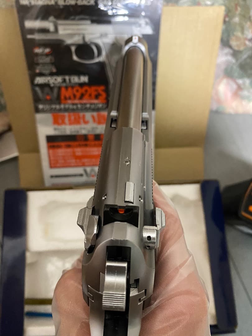 M92FS MAGNAシリーズのシルバーガスガン、リアルな外観と操作感が特徴。