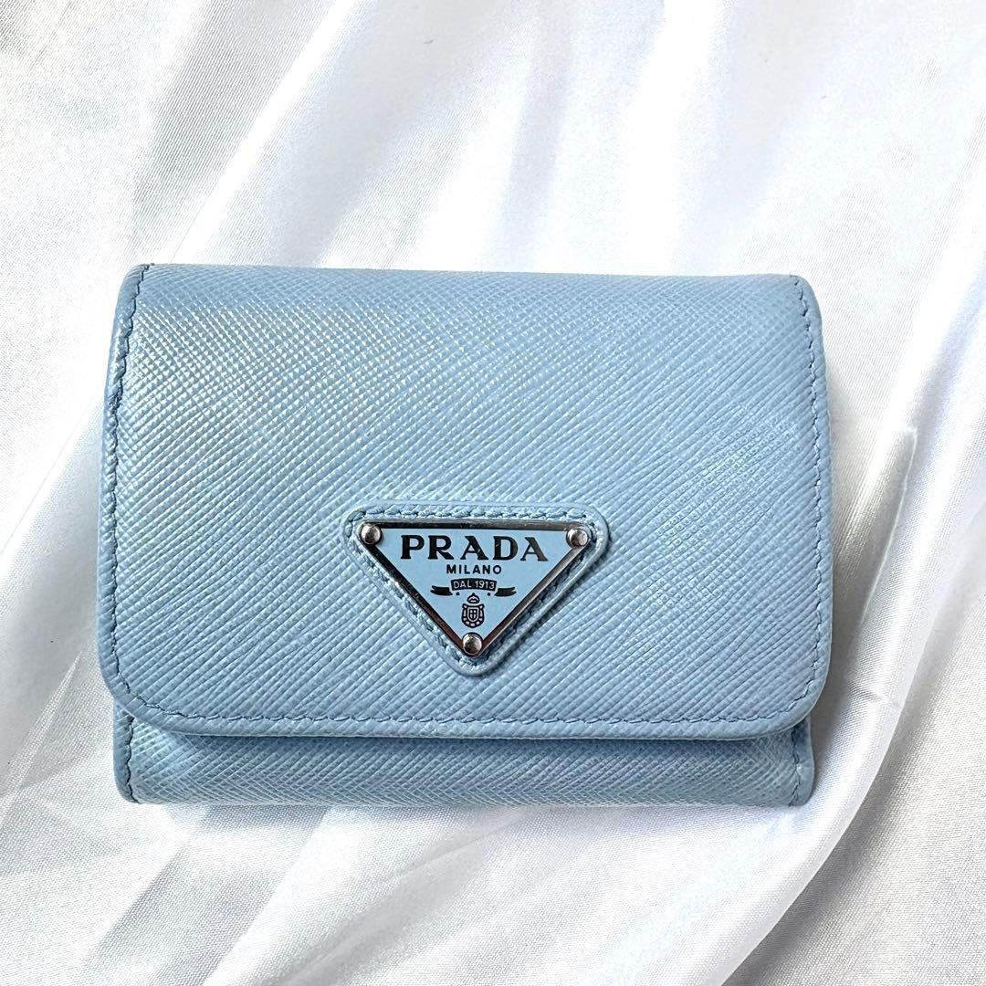 極美品✨プラダ 三つ折り財布 サフィアーノ 三角ロゴ レザー ライトブルー
