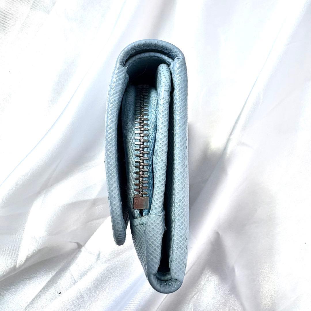 極美品✨プラダ 三つ折り財布 サフィアーノ 三角ロゴ レザー ライトブルー