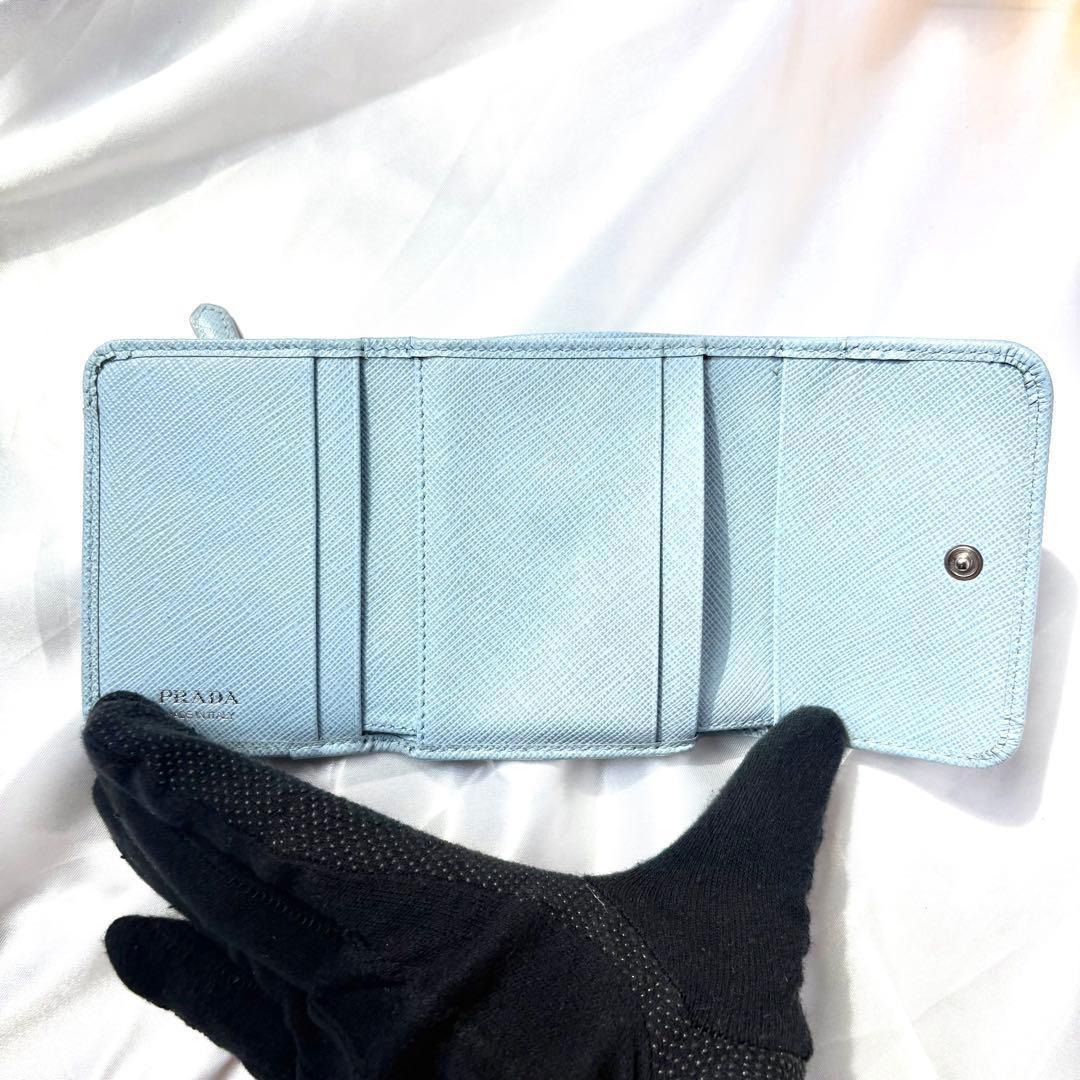 極美品✨プラダ 三つ折り財布 サフィアーノ 三角ロゴ レザー ライトブルー