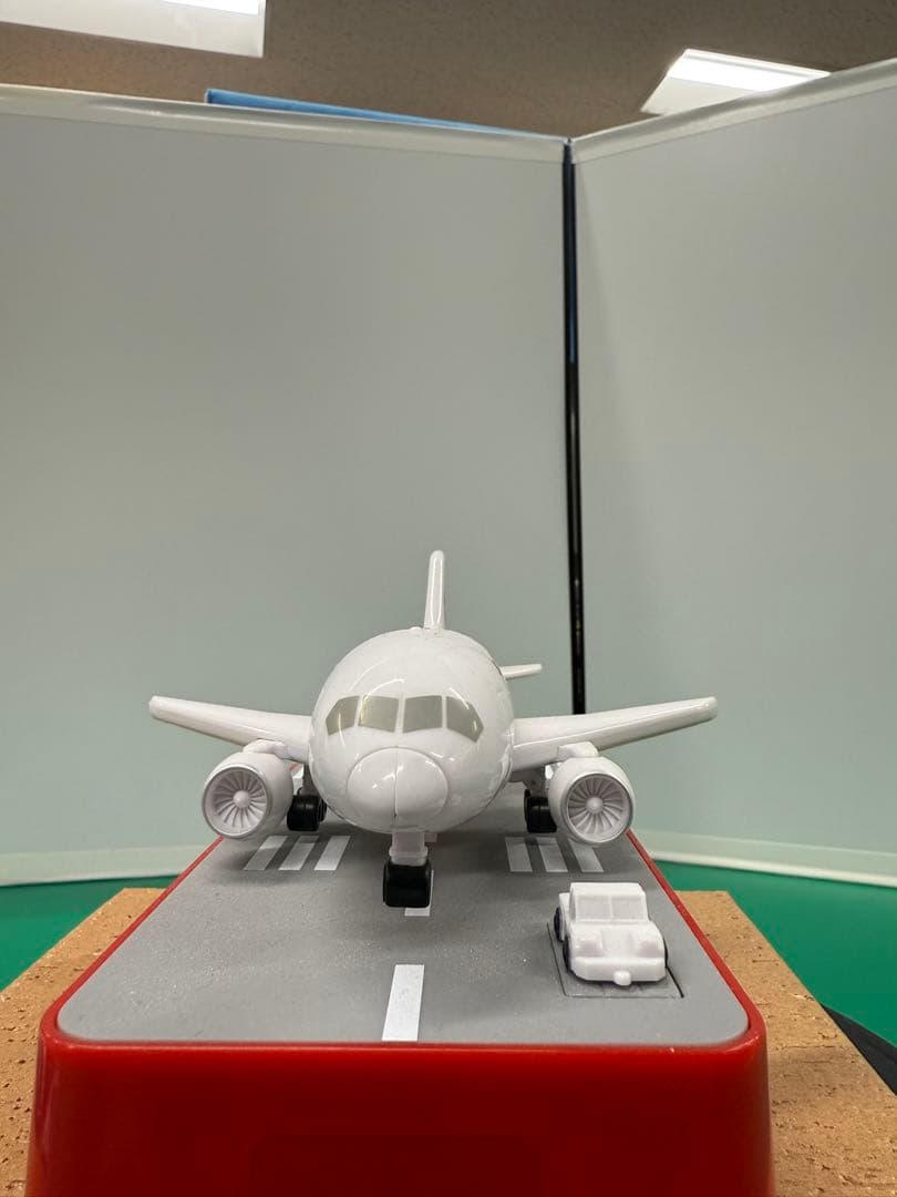 美品新品未開封！希少　飛行機貯金箱 JAL Ver.タイヤの収納が本当に綺麗です