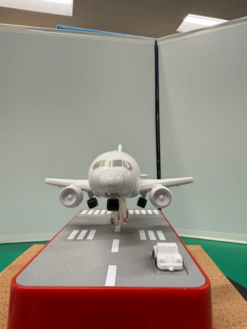 美品新品未開封！希少　飛行機貯金箱 JAL Ver.タイヤの収納が本当に綺麗です