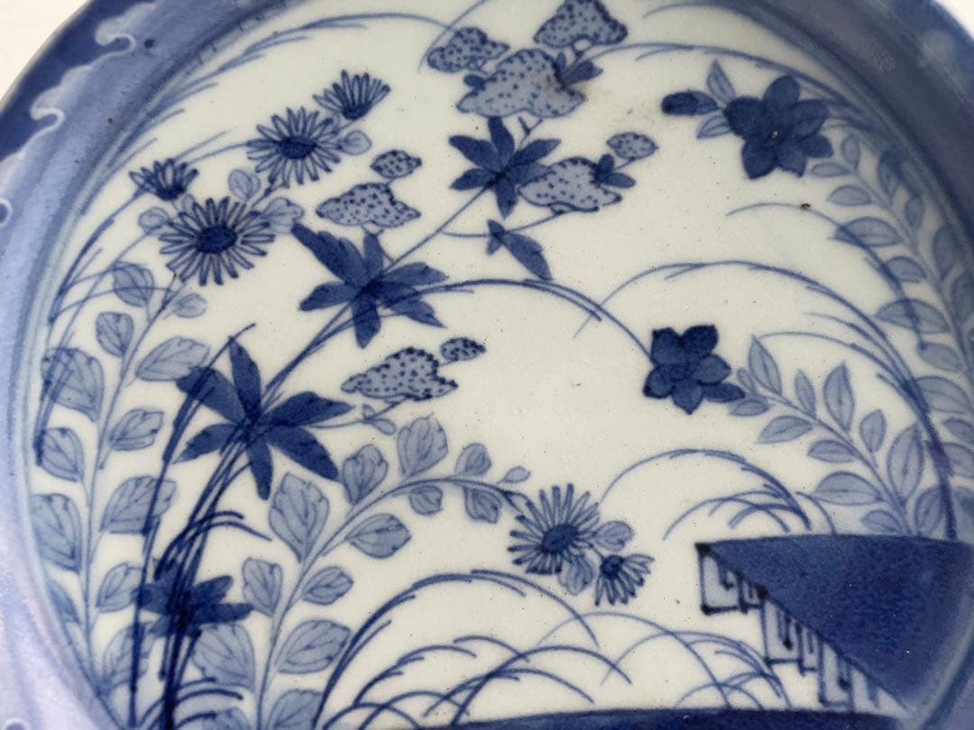 骨董　アンティーク　古伊万里　染付秋草波濤文様　七寸皿　丸皿　秋草図