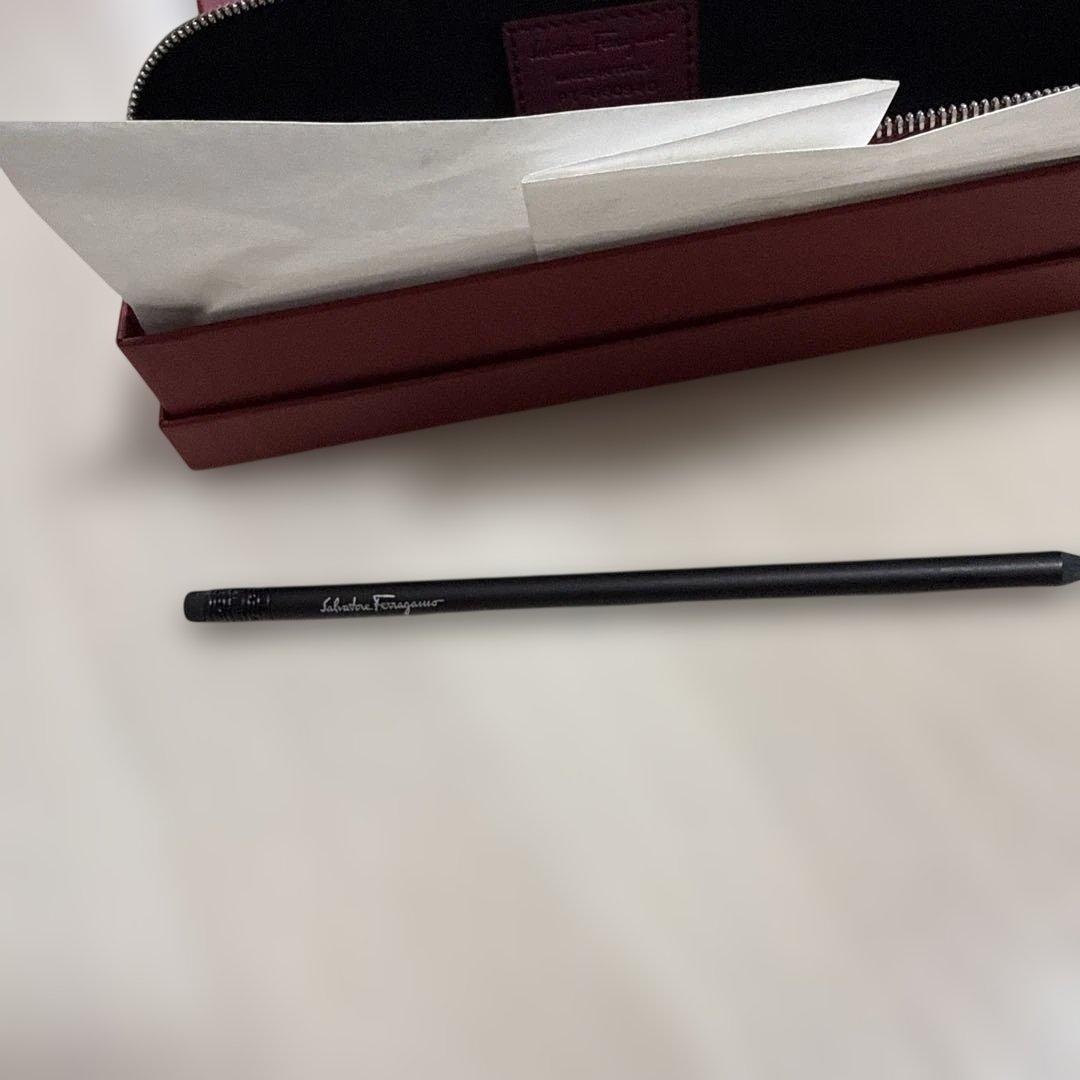 サルヴァトーレ フェラガモのレザーペンケース
