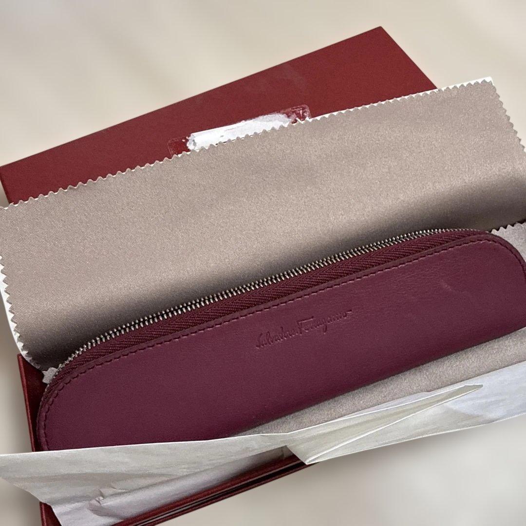 サルヴァトーレ フェラガモのレザーペンケース