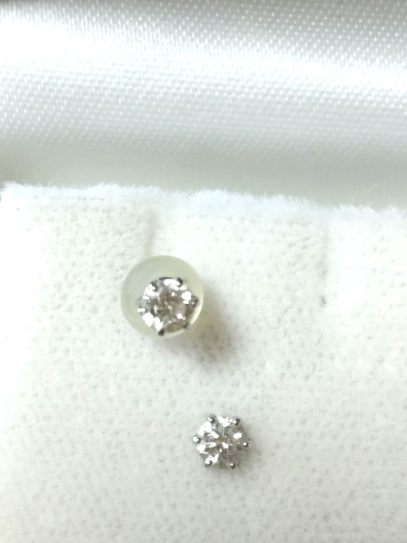 天然一粒ダイアモンドピアス0,3カラット（0,15カラットが2個）プラチナ900
