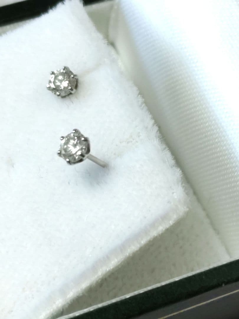 天然一粒ダイアモンドピアス0,3カラット（0,15カラットが2個）プラチナ900