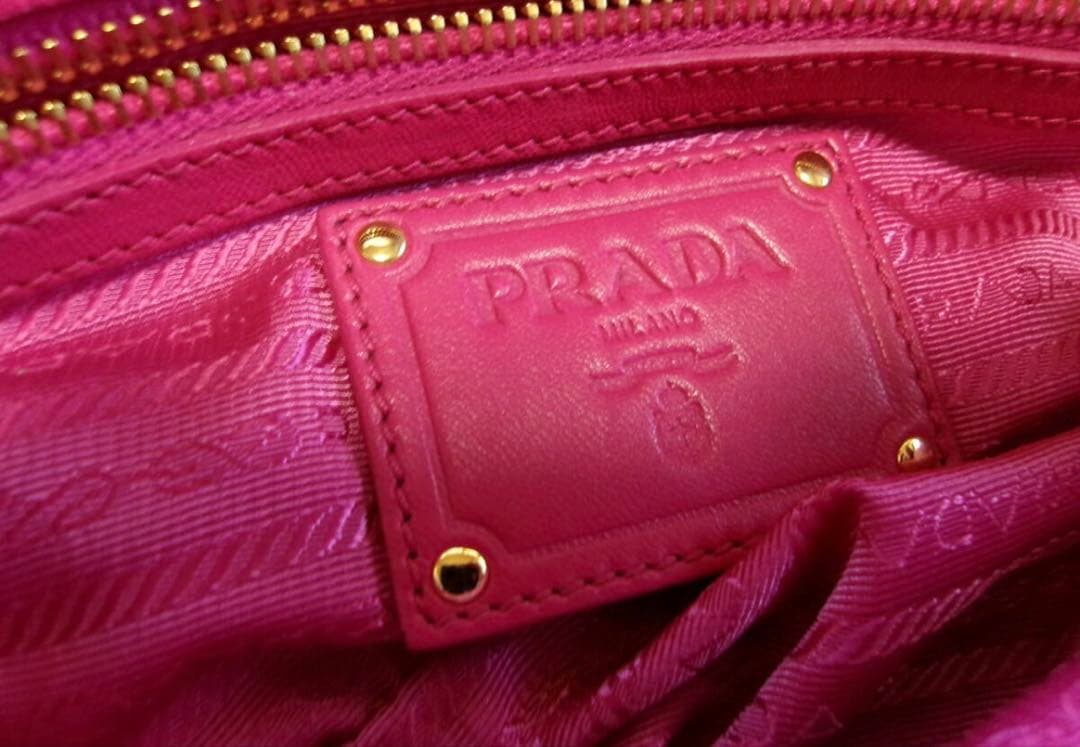 美品 プラPRADA パテントレザー プラスチックチェーン ショルダーバッグ
