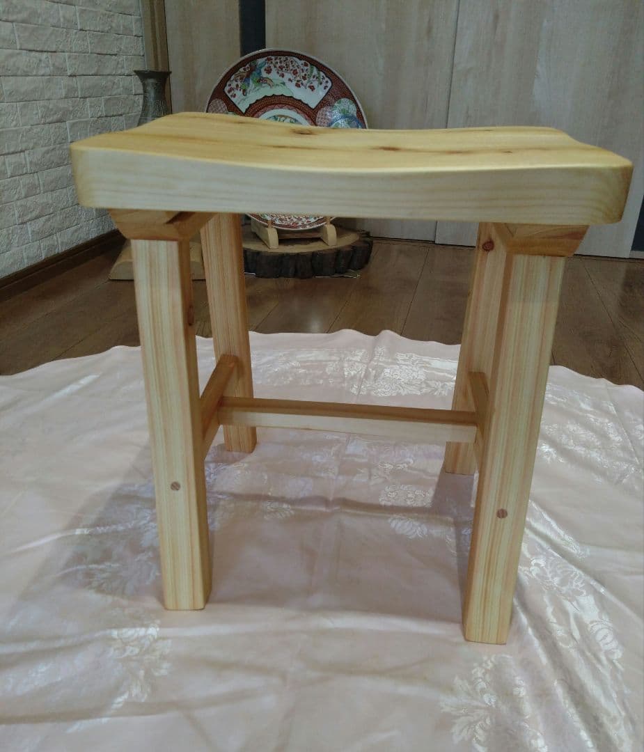 檜の椅子(89)　緑❕　座面を座りやすく削り上げ、つるつるに仕上げ❕