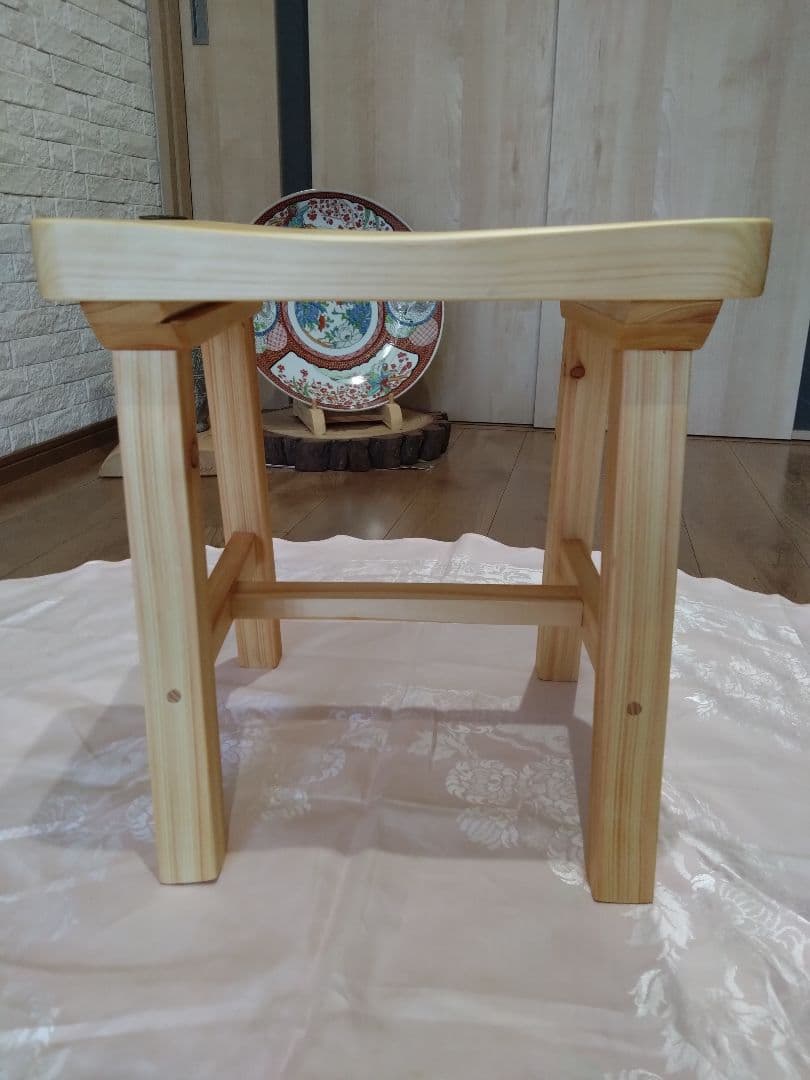 檜の椅子(89)　緑❕　座面を座りやすく削り上げ、つるつるに仕上げ❕