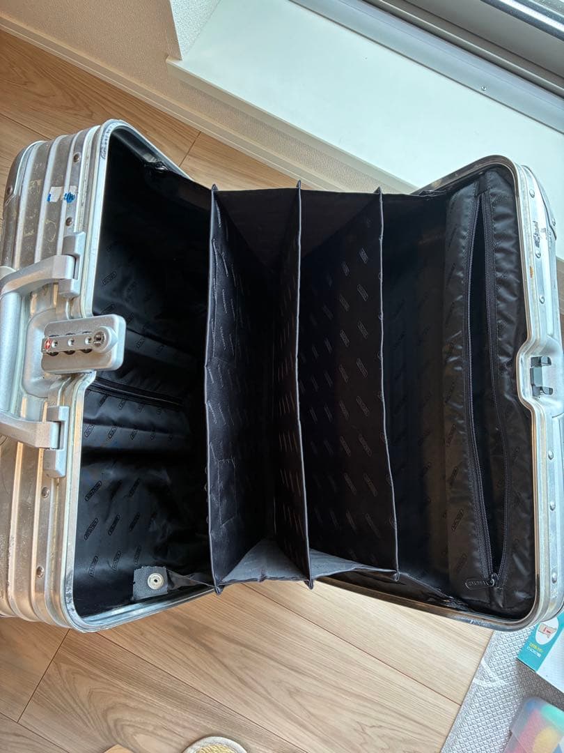 リモワ　シルバー　二輪スーツケース　機内持込可