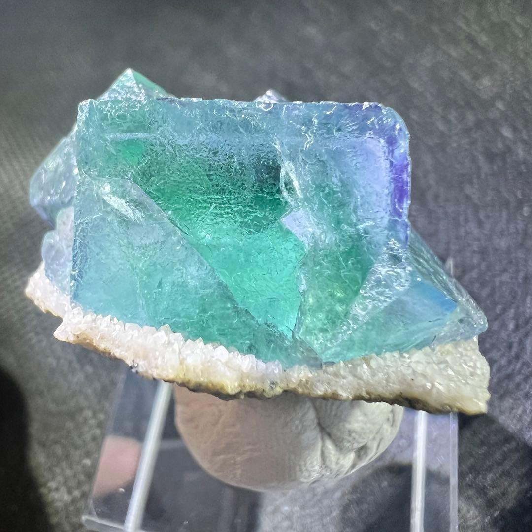 ヤオガンシャン産　クォーツクラスター母岩付き「水縹色」フローライト