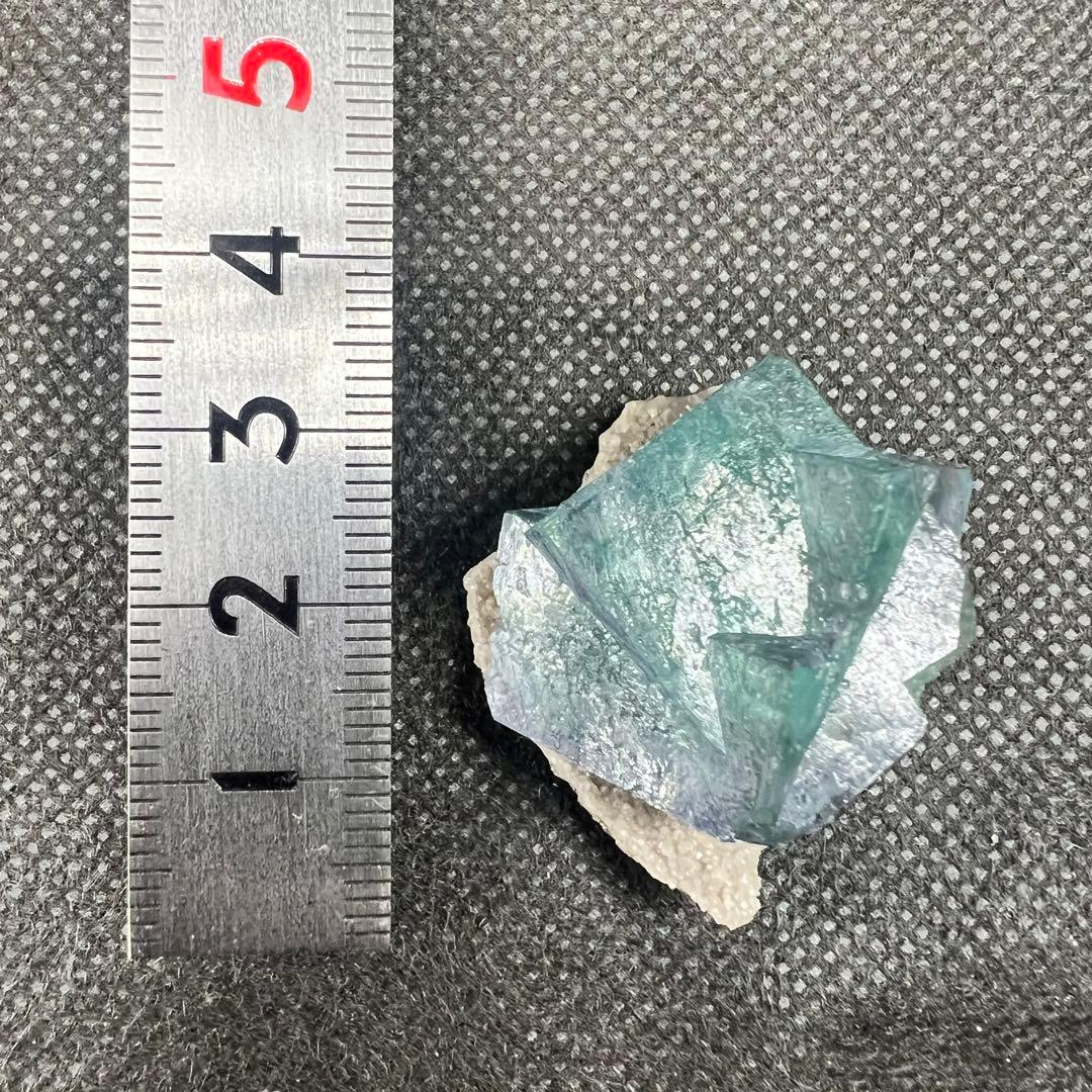 ヤオガンシャン産　クォーツクラスター母岩付き「水縹色」フローライト