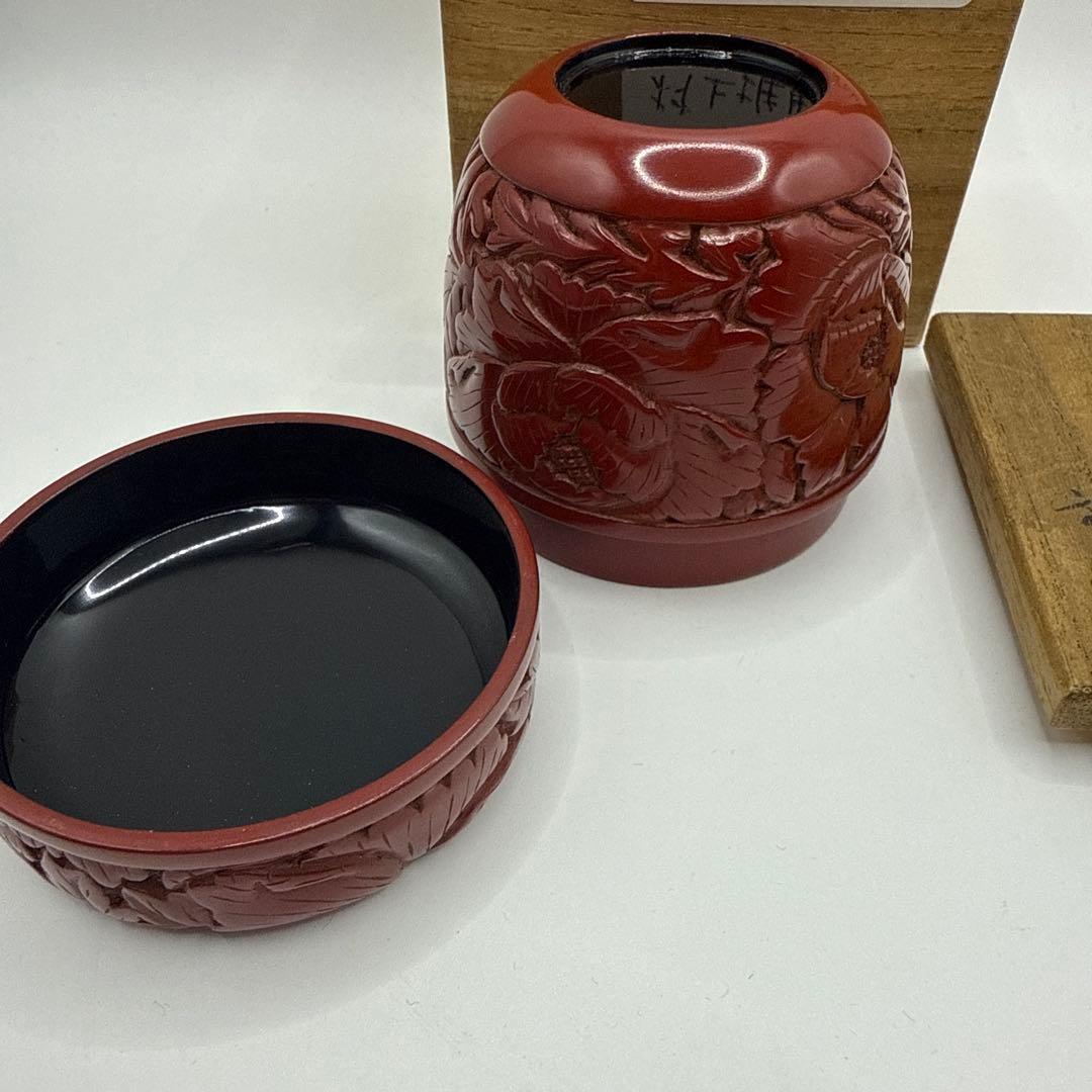 村上堆朱　泉山　牡丹唐草文　棗　赤い漆塗り棗　木箱付　未使用　保管品