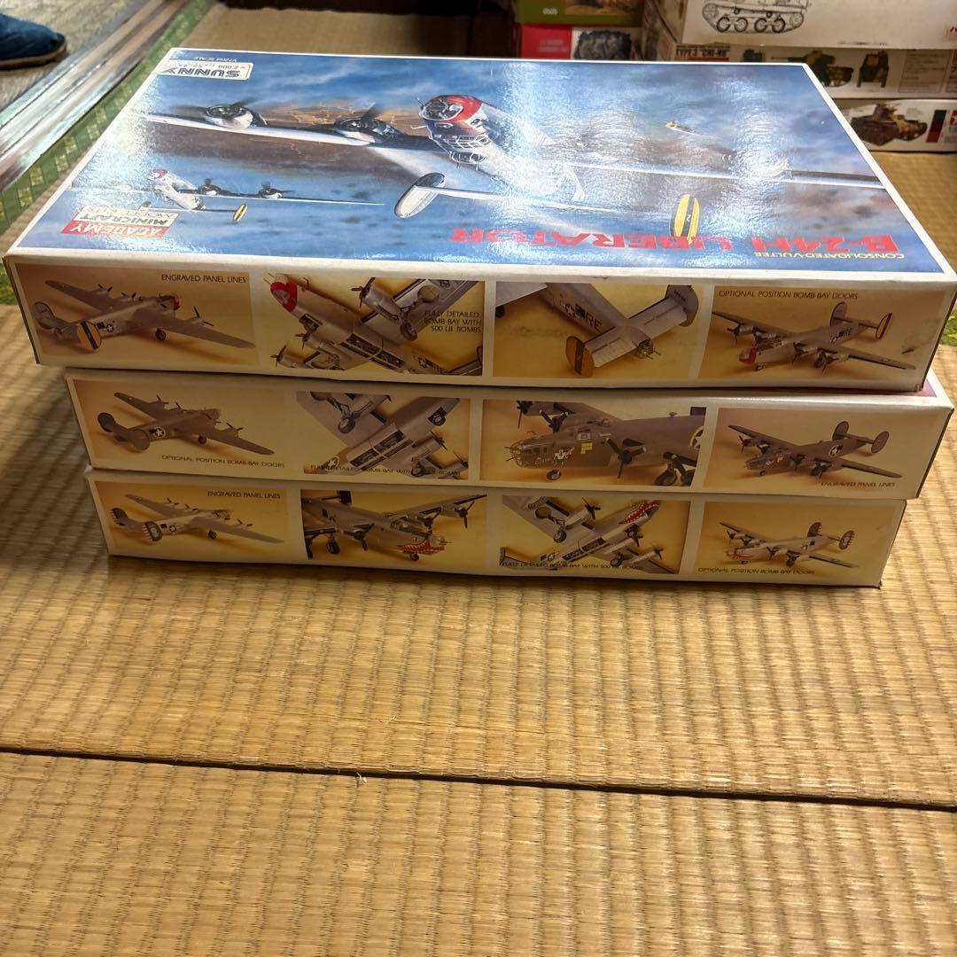 アカデミー米軍爆撃機B-17 3機 B-24 3機 プラモデル 1/72