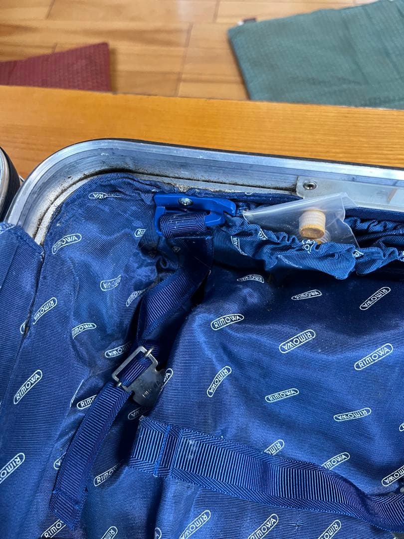 リモワRIMOWA シルバーインテグラル スーツケース 機内持ち込み