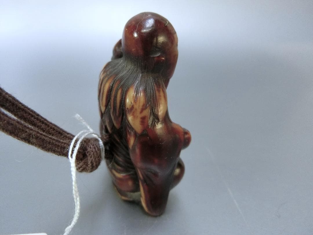 古色味！【根付　神様　仏様・38・提げ物　骨董　桑の神様？】◆収集　牙　紐止め